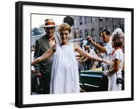 ROSEMARY'S BABY, 1968 directed by ROMAN POLANSKI On the set, Mia Farrow between Sidney Blackmer and-null-Framed Photo