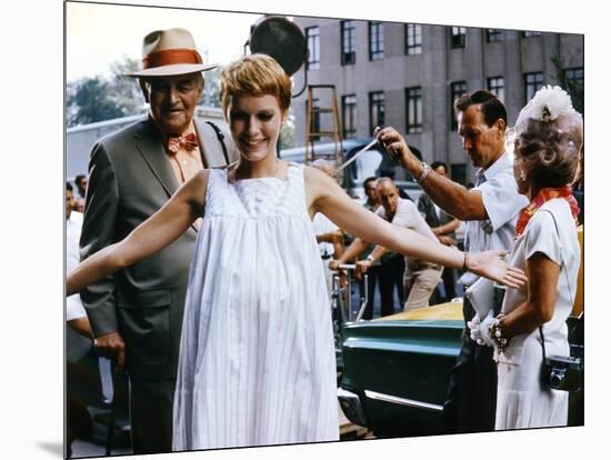 ROSEMARY'S BABY, 1968 directed by ROMAN POLANSKI On the set, Mia Farrow between Sidney Blackmer and-null-Mounted Photo