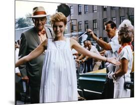 ROSEMARY'S BABY, 1968 directed by ROMAN POLANSKI On the set, Mia Farrow between Sidney Blackmer and-null-Mounted Photo