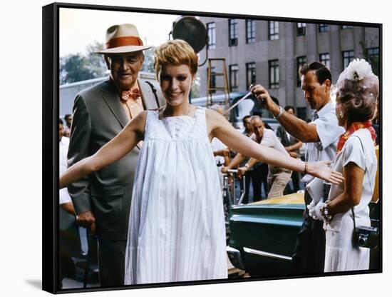 ROSEMARY'S BABY, 1968 directed by ROMAN POLANSKI On the set, Mia Farrow between Sidney Blackmer and-null-Framed Stretched Canvas