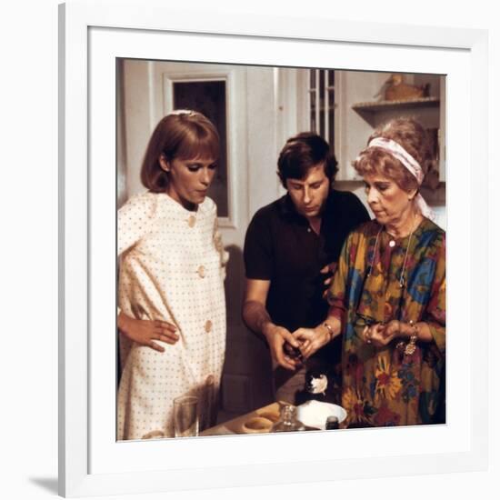 ROSEMARY'S BABY, 1968 directed by ROMAN POLANSKI On the set, Roman Polanski directs Mia Farrow and -null-Framed Photo