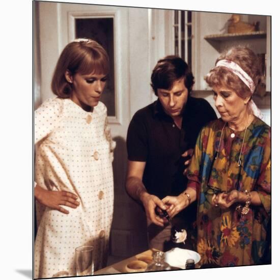 ROSEMARY'S BABY, 1968 directed by ROMAN POLANSKI On the set, Roman Polanski directs Mia Farrow and -null-Mounted Photo