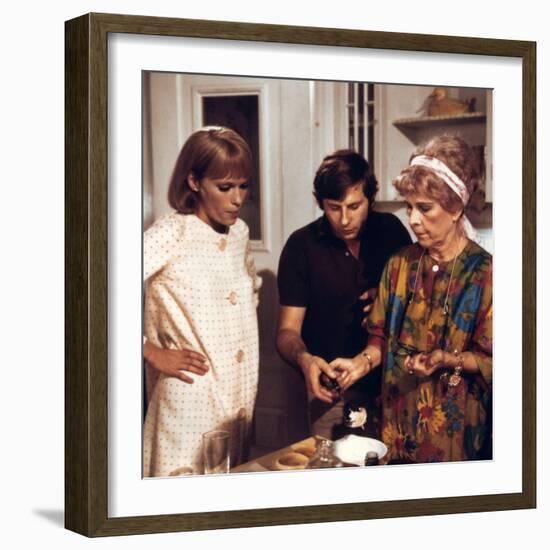 ROSEMARY'S BABY, 1968 directed by ROMAN POLANSKI On the set, Roman Polanski directs Mia Farrow and -null-Framed Photo