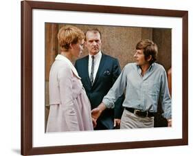 ROSEMARY'S BABY, 1968 directed by ROMAN POLANSKI On the set, Roman Polanski with Mia Farrow (photo)-null-Framed Photo