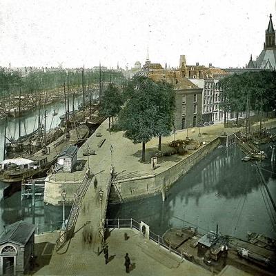 https://imgc.allpostersimages.com/img/posters/rotterdam-netherlands-the-leuvehaven-and-scheepmakershaven-canals-in-1883_u-L-Q1J60B70.jpg?artPerspective=n