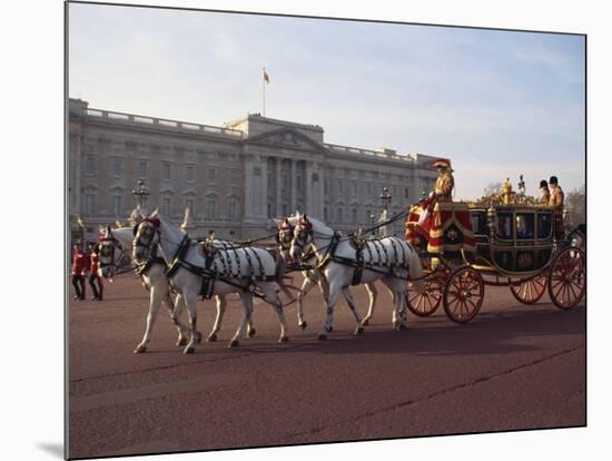 Royal Carriage Outside Buckingham Palace, London, England, United Kingdom, Europe-Nigel Francis-Mounted Photographic Print