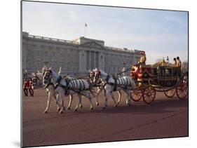 Royal Carriage Outside Buckingham Palace, London, England, United Kingdom, Europe-Nigel Francis-Mounted Photographic Print