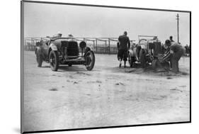 RSS Hebelers Lagonda passing R Childes crashed Lea-Francis, BARC 6-Hour Race, Brooklands, 1929-Bill Brunell-Mounted Photographic Print