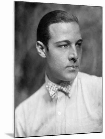 Rudolph Valentino, 1926-null-Mounted Photographic Print
