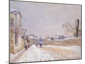 Rue Eugène Moussoir at Moret: Winter, 1891-Alfred Sisley-Mounted Giclee Print