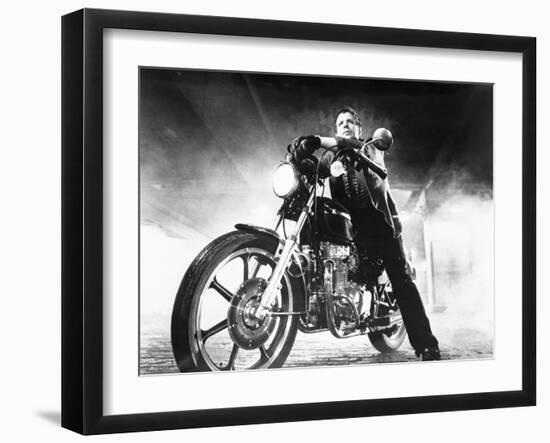 RUMBLE FISH, 1983 directed by FRANCIS FORD COPPOLA Mickey Rourke (b/w photo)-null-Framed Photo