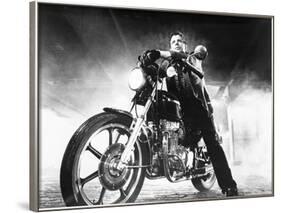 RUMBLE FISH, 1983 directed by FRANCIS FORD COPPOLA Mickey Rourke (b/w photo)-null-Framed Photo