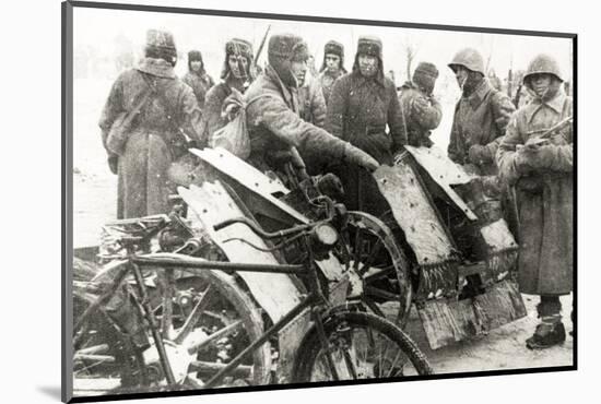 Russian Soldiers with Two Captured German I.G.18 Infantry Support Guns-null-Mounted Photographic Print