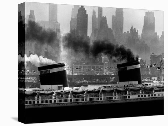 S.S. United States Sailing in New York Harbor-Andreas Feininger-Stretched Canvas