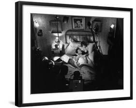 Sacha Distel and Bernadette Lafont sur le tournage du film LES MORDUS (The Delinquents) by Rene Jol-null-Framed Photo