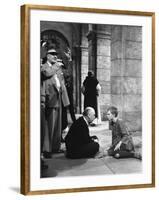 SAINT JOAN, 1957 directed by OTTO PREMINGER On the set, Otto Preminger with Jean Seberg (b/w photo)-null-Framed Photo