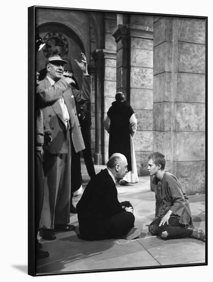 SAINT JOAN, 1957 directed by OTTO PREMINGER On the set, Otto Preminger with Jean Seberg (b/w photo)-null-Framed Photo