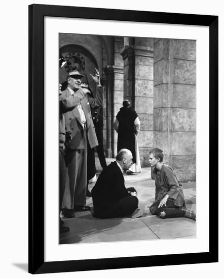 SAINT JOAN, 1957 directed by OTTO PREMINGER On the set, Otto Preminger with Jean Seberg (b/w photo)-null-Framed Photo