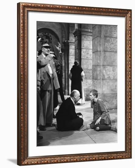 SAINT JOAN, 1957 directed by OTTO PREMINGER On the set, Otto Preminger with Jean Seberg (b/w photo)-null-Framed Photo