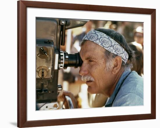 Sam Peckinpah sur le tournage du film Un nomme Cable Hogue THE BALLAD OF CABLE HOGUE, 1970 (photo)-null-Framed Photo