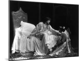 Sarah Bernhardt (1844-1923)-null-Mounted Giclee Print