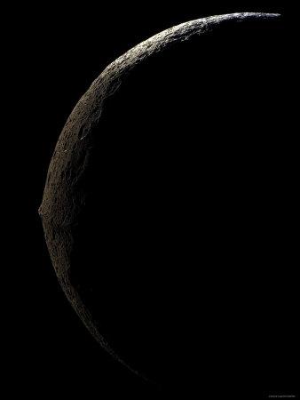https://imgc.allpostersimages.com/img/posters/saturn-s-moon-iapetus_u-L-P61BQN0.jpg?artPerspective=n