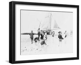 Scène de plage avec bateau-null-Framed Giclee Print