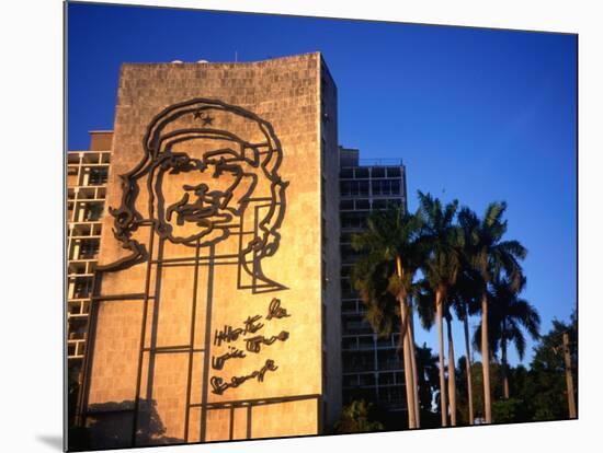 Sculpture of Che Guevara in the Plaza De La Revolucion, Havana, Cuba-Charlotte Hindle-Mounted Photographic Print