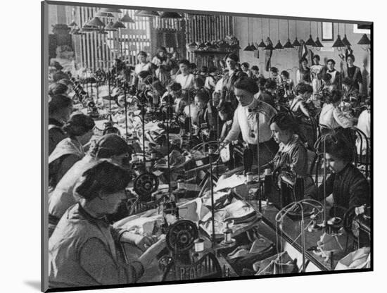 Seamstresses of the National Union of Women, Frankfurt Am Main, World War I, 1915-null-Mounted Giclee Print