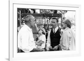 Sean Connery, Kevin Costner and le realisateur Brian by Palma sur le tournage du film Les incorrupt-null-Framed Photo