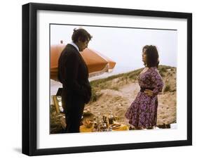 SECRET CEREMONY, 1968 directed by JOSEPH LOSEY Robert Mitchum / Elizabeth Taylor (photo)-null-Framed Photo