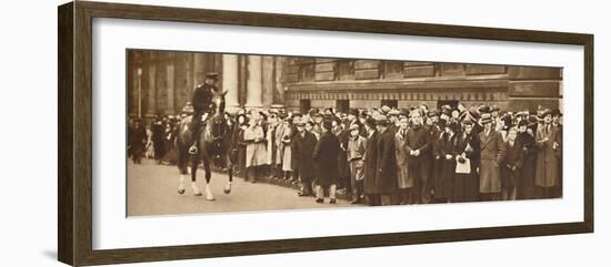 'Seeking news of King Edward, December 3rd, 1936', 1937-Unknown-Framed Photographic Print