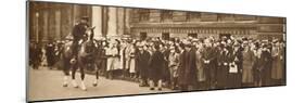 'Seeking news of King Edward, December 3rd, 1936', 1937-Unknown-Mounted Photographic Print