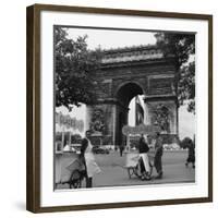 Selling Ice-Cream, Arc de Triomphe, Paris, c1950-Paul Almasy-Framed Giclee Print