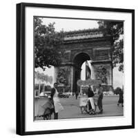 Selling Ice-Cream, Arc de Triomphe, Paris, c1950-Paul Almasy-Framed Giclee Print