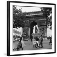 Selling Ice-Cream, Arc de Triomphe, Paris, c1950-Paul Almasy-Framed Giclee Print