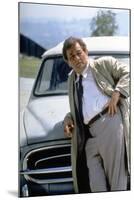 Serie televisee Columbo with Peter Falk (inspecteur Columbo), 1971-93 (devant sa voiture Peugeot 40-null-Mounted Photo