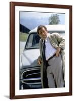 Serie televisee Columbo with Peter Falk (inspecteur Columbo), 1971-93 (devant sa voiture Peugeot 40-null-Framed Photo