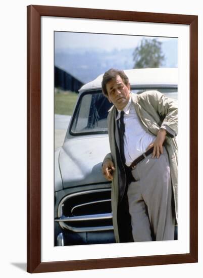 Serie televisee Columbo with Peter Falk (inspecteur Columbo), 1971-93 (devant sa voiture Peugeot 40-null-Framed Photo