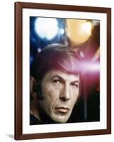 Serie televisee Mission Impossible (Saison 5) with Leonard Nimoy, 1971 (photo)-null-Framed Photo