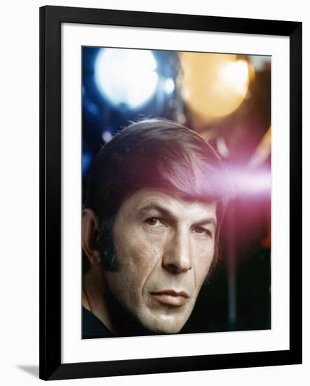 Serie televisee Mission Impossible (Saison 5) with Leonard Nimoy, 1971 (photo)-null-Framed Photo