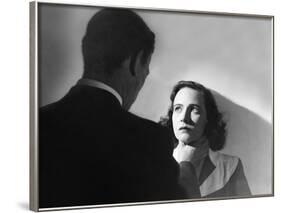 SHADOW OF A DOUBT, 1943 directed by ALFRED HITCHCOCK Joseph Cotten / Teresa Wright (b/w photo)-null-Framed Photo