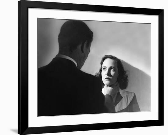 SHADOW OF A DOUBT, 1943 directed by ALFRED HITCHCOCK Joseph Cotten / Teresa Wright (b/w photo)-null-Framed Photo