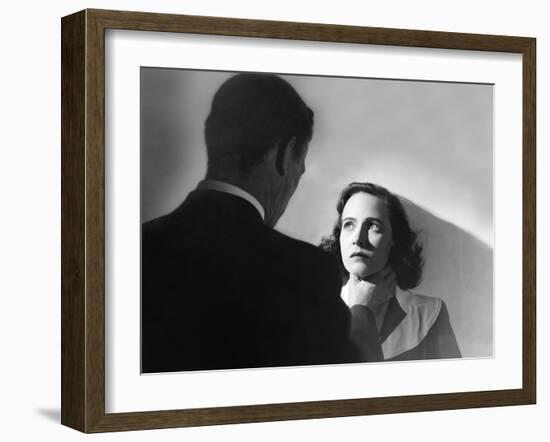 SHADOW OF A DOUBT, 1943 directed by ALFRED HITCHCOCK Joseph Cotten / Teresa Wright (b/w photo)-null-Framed Photo