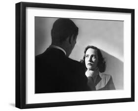 SHADOW OF A DOUBT, 1943 directed by ALFRED HITCHCOCK Joseph Cotten / Teresa Wright (b/w photo)-null-Framed Photo