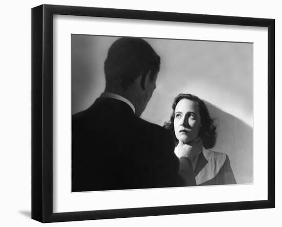 SHADOW OF A DOUBT, 1943 directed by ALFRED HITCHCOCK Joseph Cotten / Teresa Wright (b/w photo)-null-Framed Photo