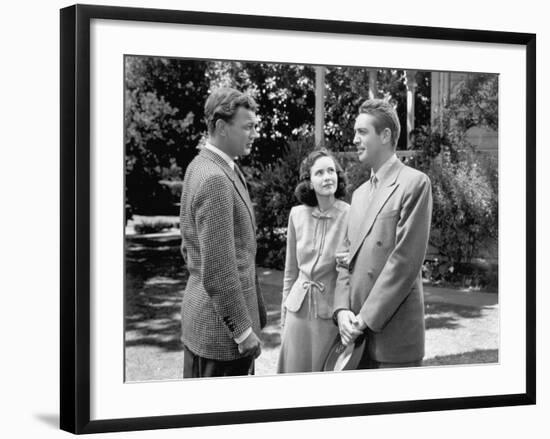 SHADOW OF A DOUBT, 1943 directed by ALFRED HITCHCOCK Joseph Cotten, Teresa Wright (b/w photo)-null-Framed Photo