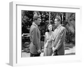 SHADOW OF A DOUBT, 1943 directed by ALFRED HITCHCOCK Joseph Cotten, Teresa Wright (b/w photo)-null-Framed Photo