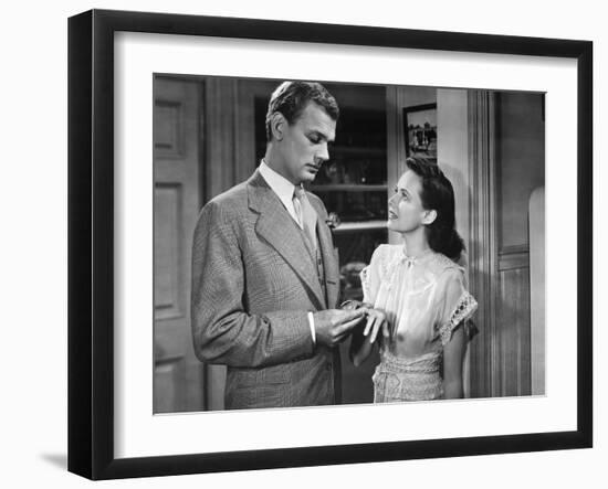 SHADOW OF A DOUBT, 1943 directed by ALFRED HITCHCOCK Joseph Cotten / Teresa Wright (b/w photo)-null-Framed Photo