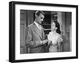 SHADOW OF A DOUBT, 1943 directed by ALFRED HITCHCOCK Joseph Cotten / Teresa Wright (b/w photo)-null-Framed Photo